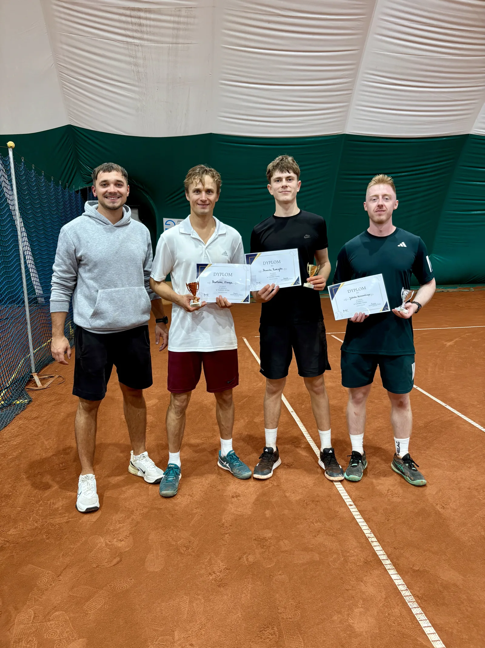 Organizator turnieju z trzema najlepszymi zawodnikami Kapusz Tennis Tour