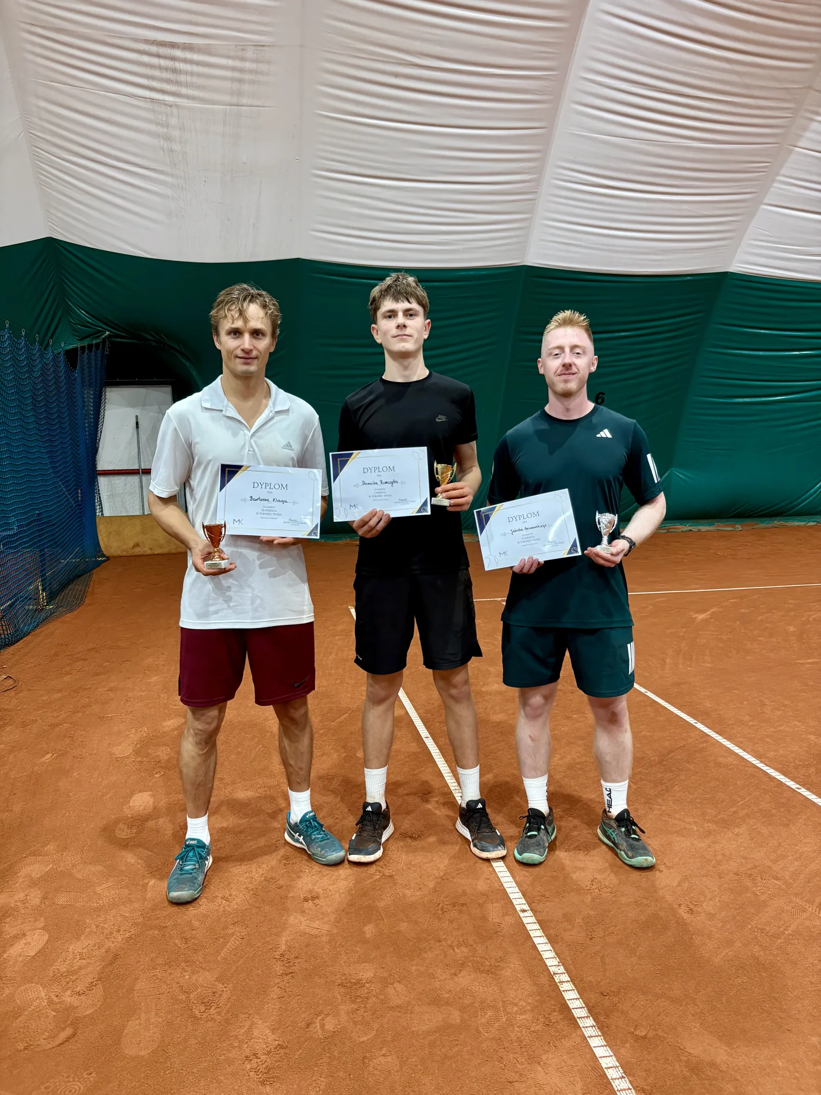 Trzej najlepsi zawodnicy męskiej edycji Kapusz Tennis Tour z dyplomami i pucharami
