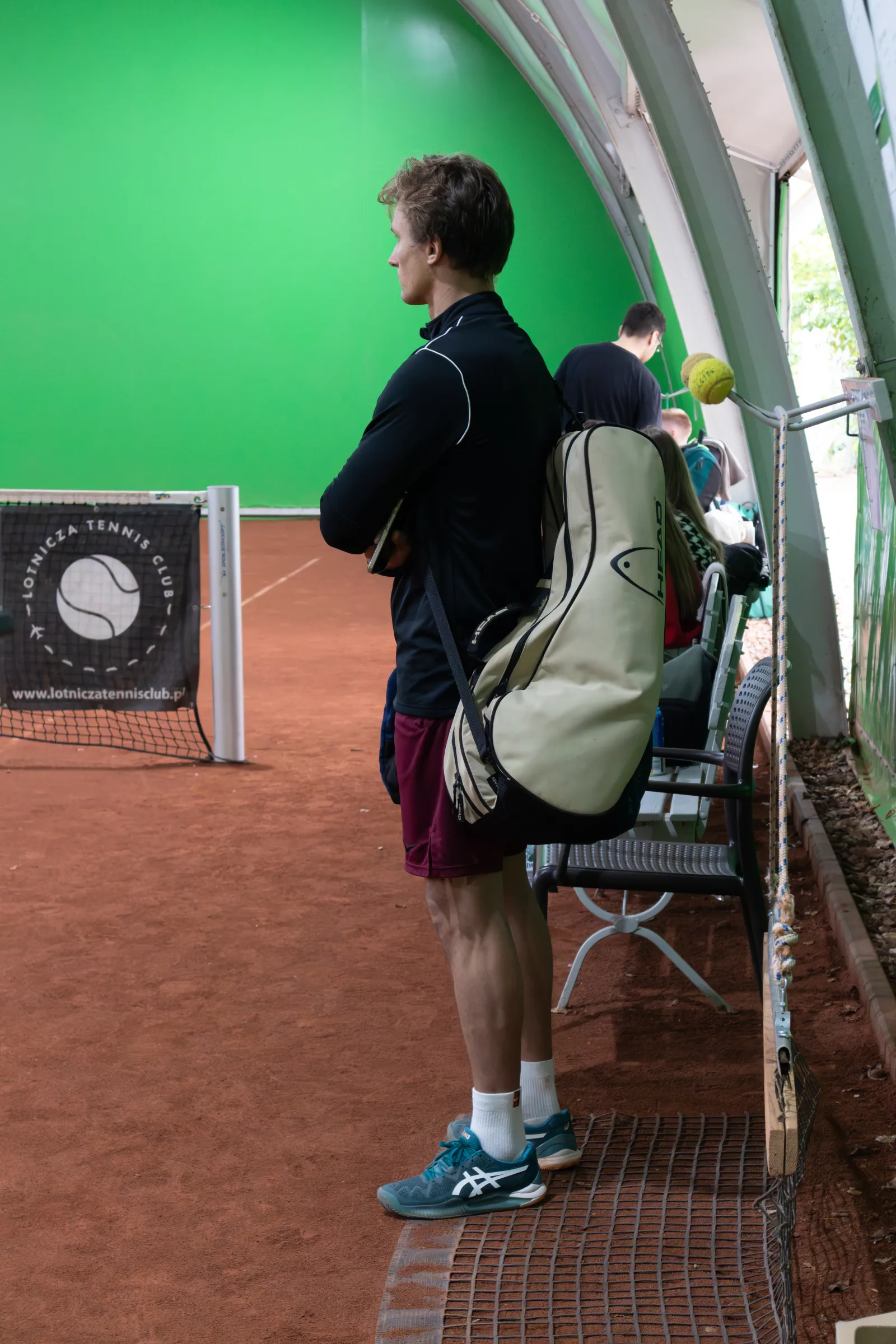 Zawodnik obserwujący rywalizację podczas Kapusz Tennis Tour