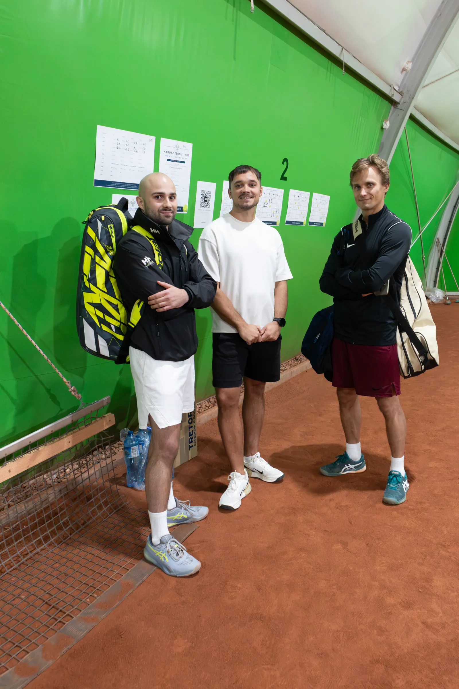 Uczestnicy męskiej edycji Kapusz Tennis Tour na kortach
