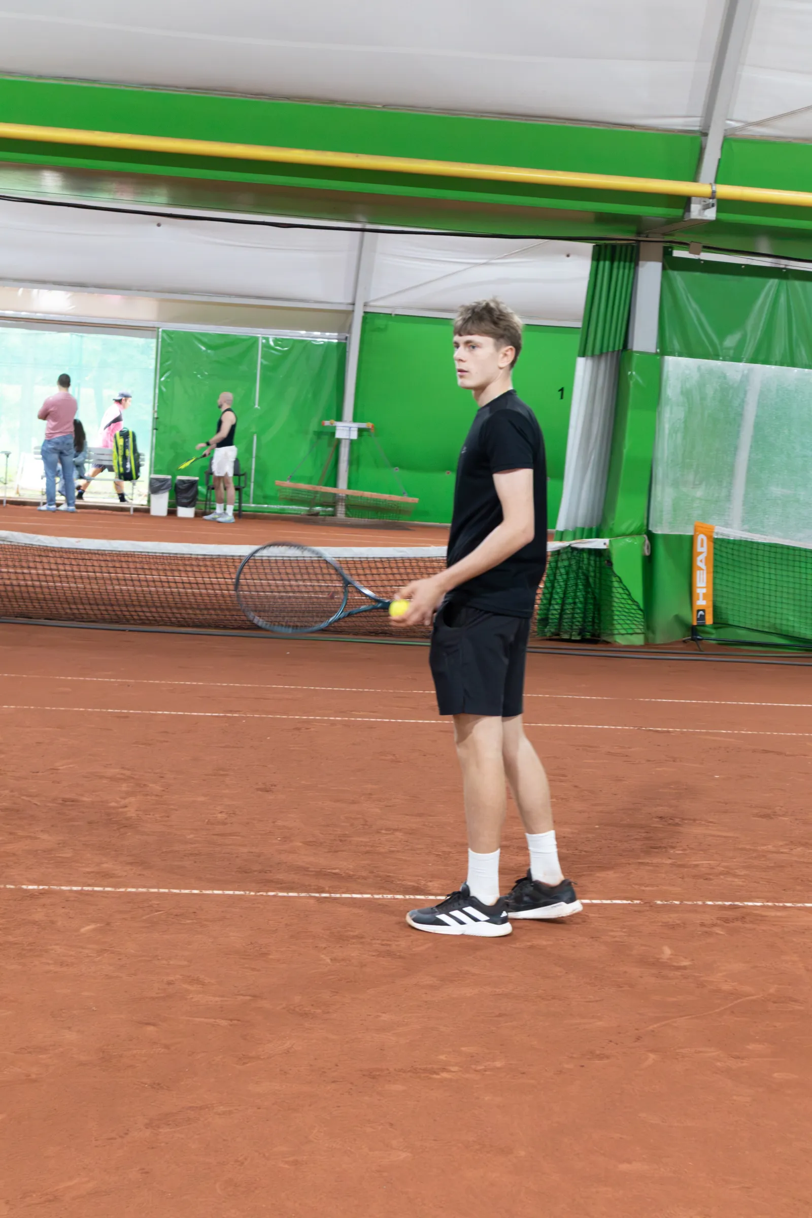 Zawodnik przygotowujący się do gry w Kapusz Tennis Tour